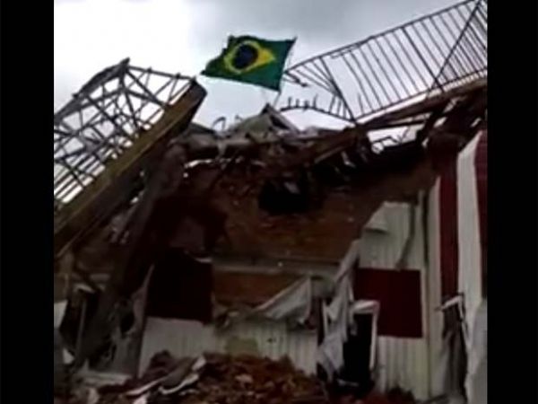 Vdeo mostra bandeira brasileira hasteada em prdio parcialmente destrudo em rea rebelde no leste da Ucrnia