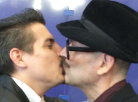 Instagram remove foto de beijo de casal gay aps casamento