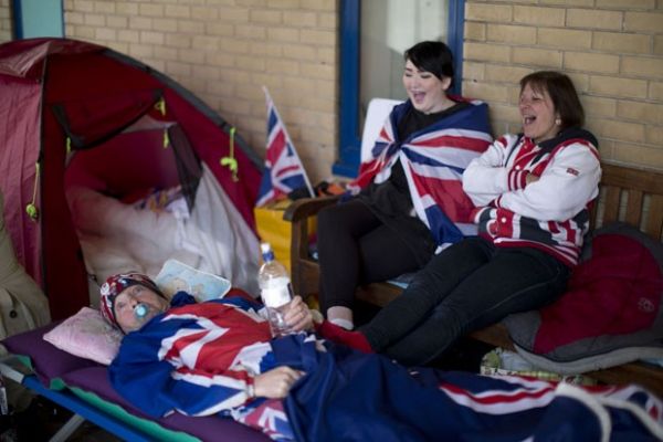 Fs da famlia real britnica acampam em frente ao hospital onde segundo filho de Kate Middleton deve nascer ainda esta semana em foto desta segunda-feira (27)