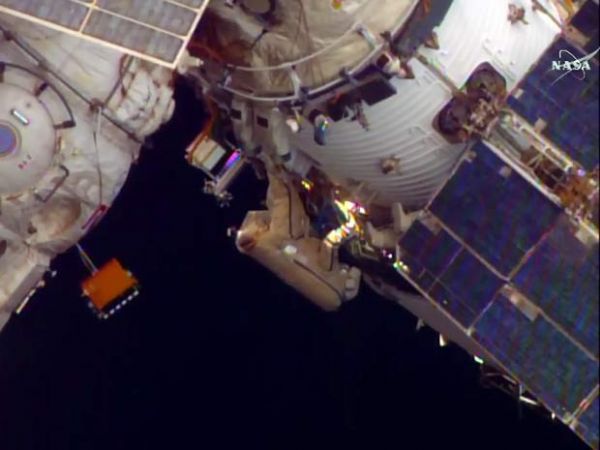 Cosmonauta realiza caminhada espacial nesta segunda-feira (10)