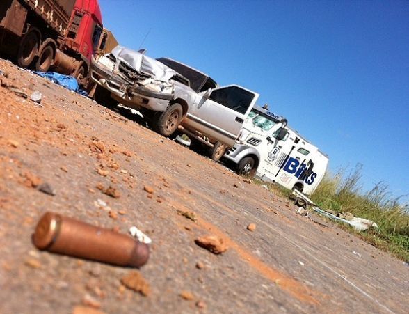 Suspeitos de explodirem carro-forte são presos com R$ 77 mil e forte armamento