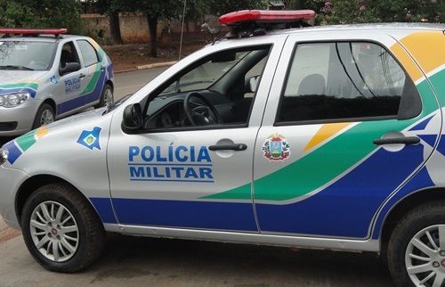 Polícia Militar fecha boca de fumo e três pessoas são presas por tráfico de drogas