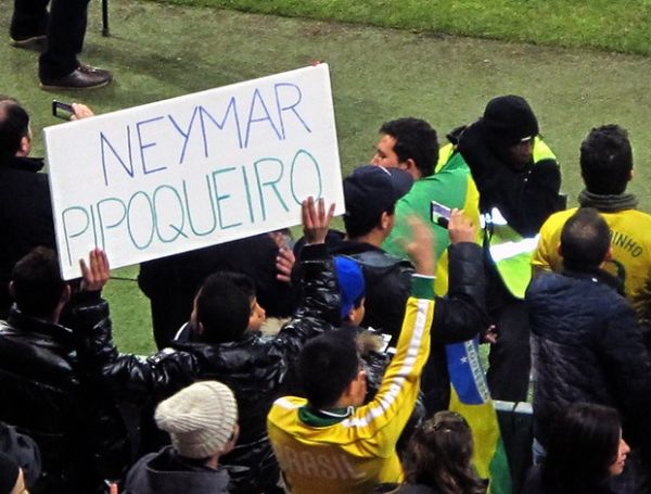 Torcedor exibe cartaz provocando Neymar em Genebra: 'Pipoqueiro'