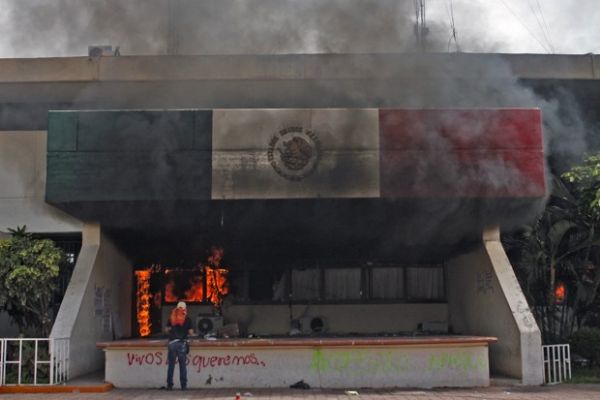 Fachada da prefeitura de Iguala, no México, após manifestantes colocarem fogo