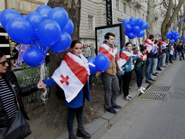 Milhares de georgianos protestam contra compra de gs da Rssia