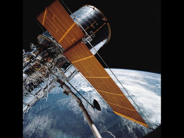 Fotografia de 25 de abril de 1990 mostra telescpio espacial Hubble em rbita da Terra
