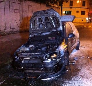 Carro de torcedor tricolor  incendiado na Vila