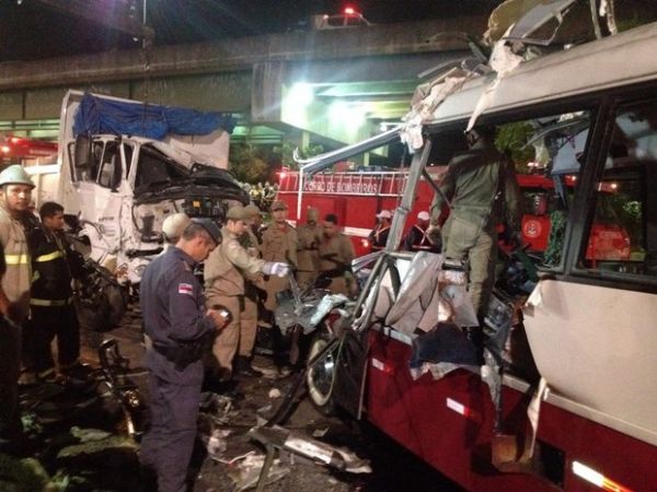 Acidente entre micro-ônibus e caminhão caçamba deixa 15 mortos