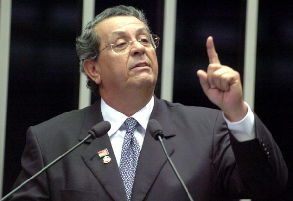 Jaime Campos desiste de disputar a reeleição e expõe crise em grupo de oposição