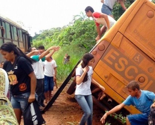 Ônibus escolar tomba com 40 estudantes em estrada vicinal; três são encaminhados para hospital