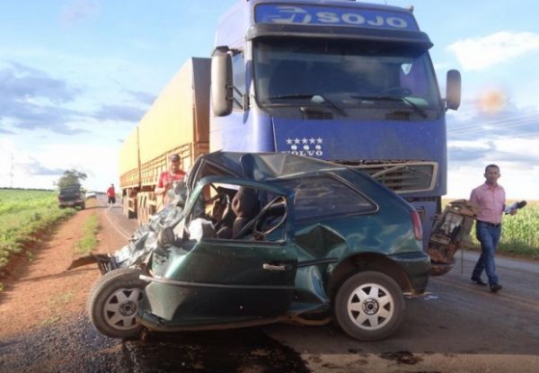Colisão entre Gol e caminhão resulta na morte dos dois motoristas