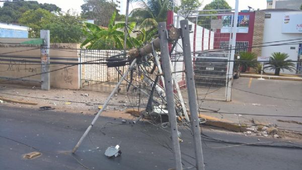 Acidente derruba poste e deixa comrcio sem energia em Cuiab;  fotos 