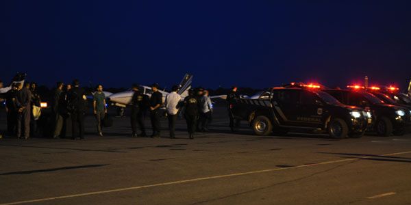 Presos na quinta fase da Operação Ararath, Riva e Eder Moraes foram levados para Brasília em avião da Polícia Federal
