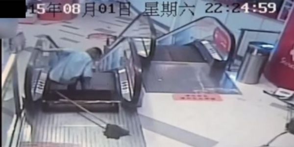 Homem tem p amputado aps acidente em escada rolante na China
