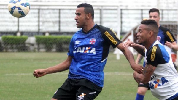 Serginho e Rafael Silva disputam a bola no treino do Vasco em So Janurio
