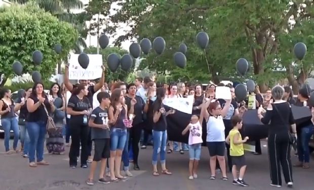 ​Familiares e profissionais da saúde organizam protesto em frente à Santa Casa para a reabertura da UTI pediátrica