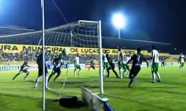 Momento em que o zagueiro Tiago Alves fez o gol da Ponte Preta sobrre o Luverdense