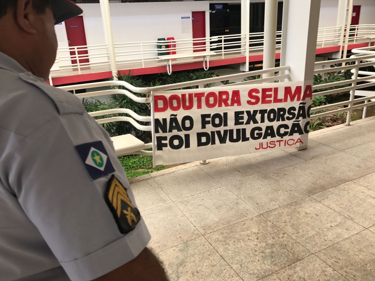 Faixa de protesto colocada na entrada da sala de audiência da Sétima Vara Criminal