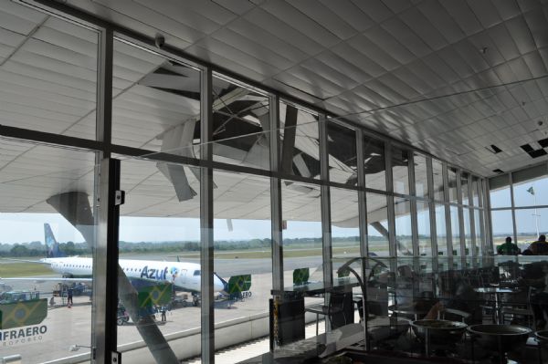 Funcionário do aeroporto relata momento de desespero durante ventania;  fotos