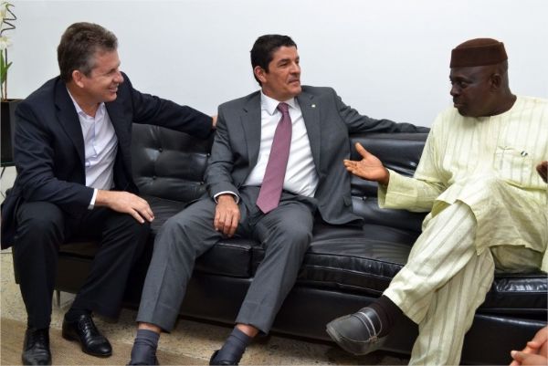 Embaixador da Nigria se rene com Mauro Mendes para conhecer preparativos da Copa