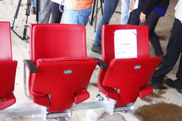 Cadeiras expostas pela Kango Brasil na Arena Pantanal. Aps polmica, mesmo material ser fornecido