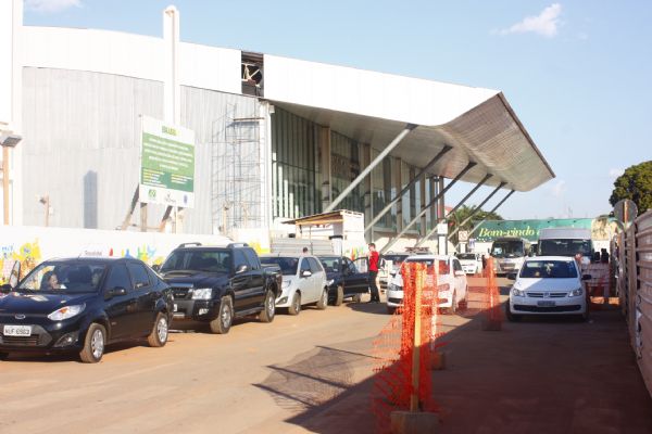 Falta de estacionamento e poeira infernizam vida de usurios do aeroporto