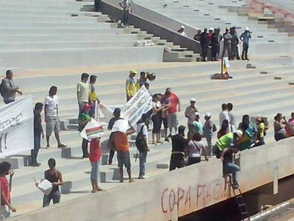 Grupo invade e picha arquibancadas da Arena Pantanal durante visita da Comitiva da FIFA;  fotos 