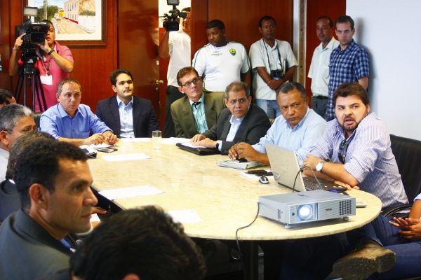 O secretrio Maurcio Guimares e vereadores assistem apresentao dos trabalhos da Copa em Cuiab