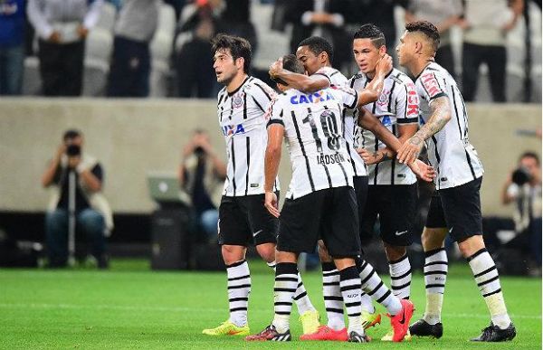 Corinthians chega no fim da noite e no treinar na Arena Pantanal