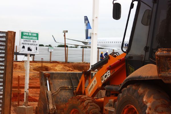Comea demolio do antigo prdio do desembarque do aeroporto Marechal Rondon