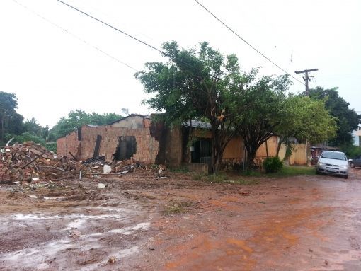 Casa derrubada pela Defesa Civil no Bairro Castelo Branco, em Cuiab