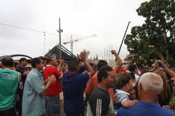 Feirantes do Verdo, quando realizaram protesto em frente ao canteiro de obras da Arena Pantanal em 2013