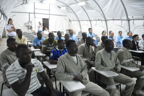Enquanto faltam operrios nas obras da Copa, mil haitianos em MT esperam chance para trabalhar