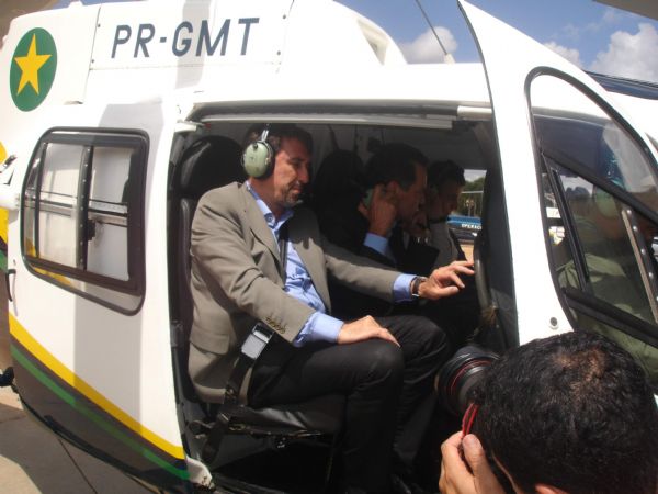 O ministro das cidades fez visita a obras da Copa em helicóptero, ao lado do governador Silval Barbosa