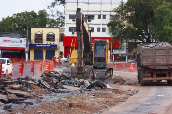 Obras do VLT prosseguem normalmente na avenida Prainha, segundo consrcio construtor
