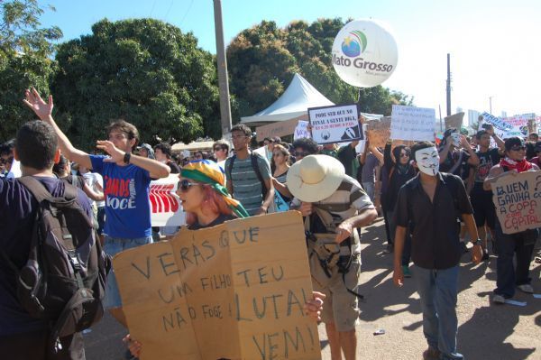 Aps mega operao da PF, manifestantes organizam protesto em frente a Arena Pantanal