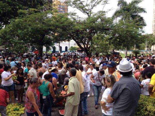 Feirantes do Verdo fazem protesto em frente  Prefeitura contra retirada e distribuem alimentos; fotos