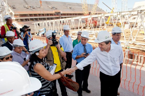 Na Arena Pantanal, governador promete que vai acompanhar as obras; confira imagens 