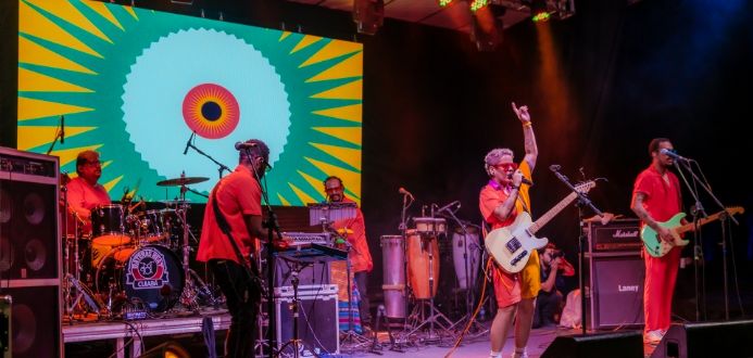 Banda cuiabana leva 'pop tropical pantamaznico' e lambado na primeira turn pelo Brasil