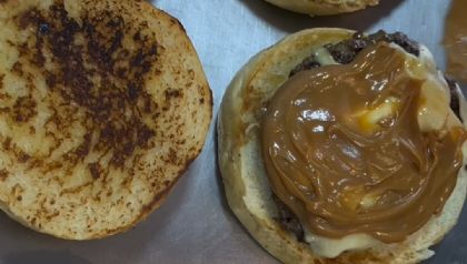 Carne, bacon, queijo e doce de leite: hamburgueria recria em Cuiab lanche do TikTok