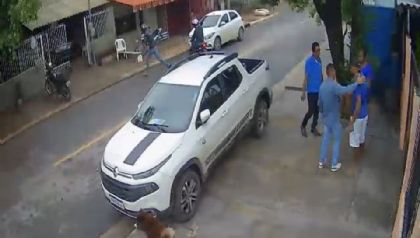 Dupla em moto executa homem a tiros dentro de casa no Osmar Cabral: vdeo