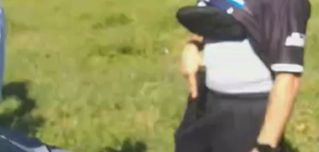 Policial militar saca arma para indgenas em partida de futebol; <font color=Orange>veja vdeo</font color=Orange>