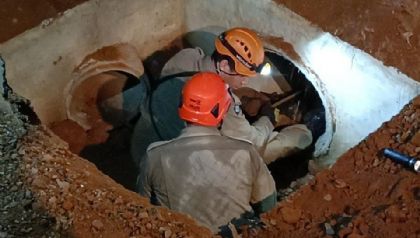 Idosa de 70  resgatada pelo Corpo de Bombeiros aps cair dentro de bueiro