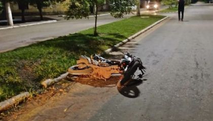 Jovem de 23 anos morre ao empinar motocicleta e bater cabea no meio-fio