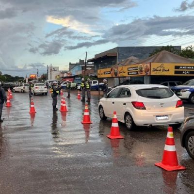 Mais de 30 motoristas so presos durante blitz da Lei Seca em Cuiab e VG