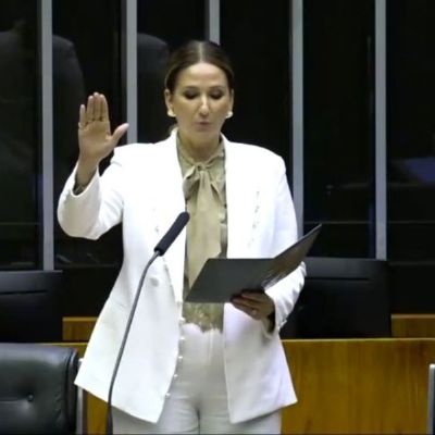 Primeira-dama de gua Boa, Juliana Rosa assume vaga na Cmara dos Deputados