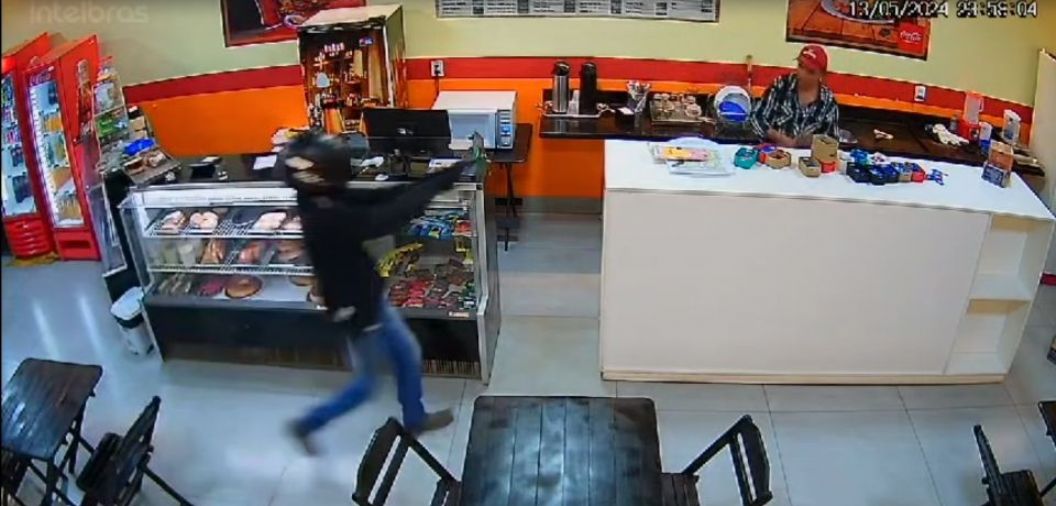 Vdeo mostra momento em que criminoso em moto atira contra funcionrio de lanchonete; <font color=Orange>veja</font color=Orange>