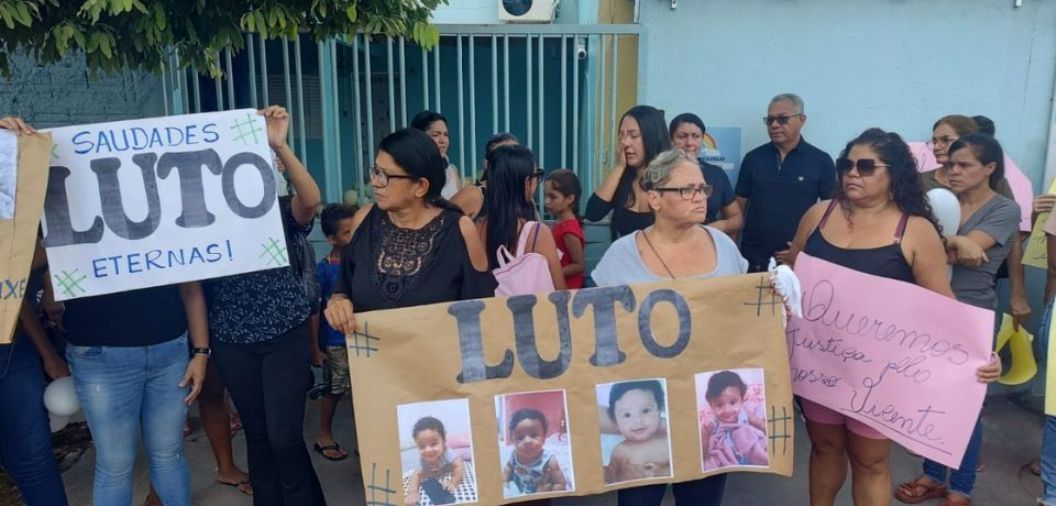 'No foi acidente': familiares e amigos protestam em frente  creche Criana Feliz e pedem Justia por morte de beb; <font color=Orange>vdeo</font color=Orange>