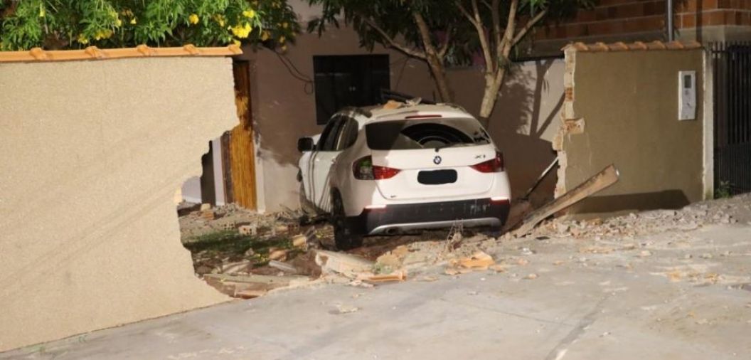 Motorista perde controle de BMW e destri muro de residncia; ocupantes fugiram