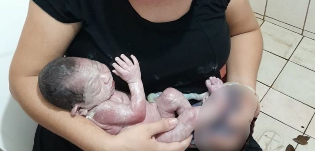 Mulher d  luz filho em banheiro de casa aps ch de fraldas na igreja; beb ficou no oxignio